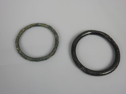 null Deux bracelets.Bronze et pâte de verre.Epoque romaine.
En l'état.5 à 6cm.