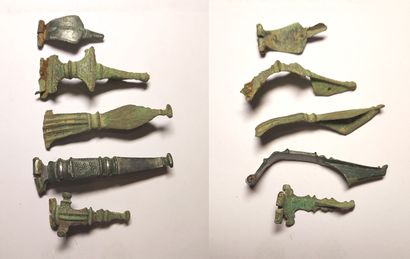 null Cinq fibules dont bronze niélé.En l'état.Epoque celte et romaine.