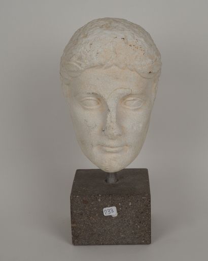 null Head of an emperor.
Probably Augustus.
Marble.Roman period.
Circa first century...