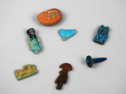 null Sept objets :6 amulettes.
Dont fragments de différentes matièreset un moule...