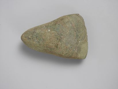 null Hache votive en pierre verte du néolithique.Vers le IVè millénaire av J.C.
Bassin...