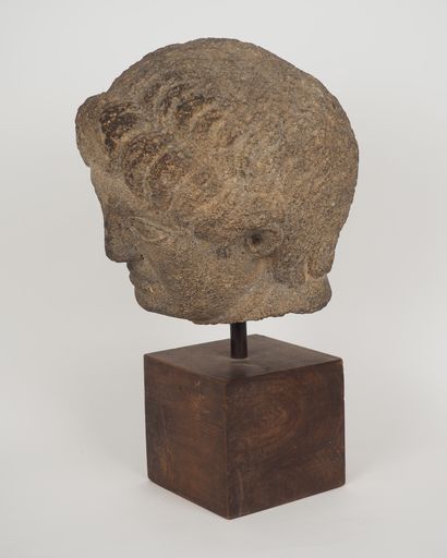 null Head of a young man in basalt with patina.
Hellenistic period from the oriental...