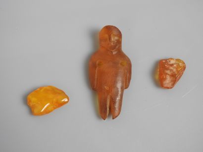 null Statuette fétiche en ambre et morceaux bruts de facture Viking.H :5cm.