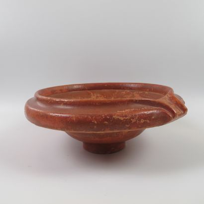 null Bowl with rim and spout. Terra cotta with sigil. Diam. 19.5cm. Restorations...