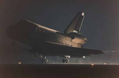 NASA NASA. Fantastic night landing of the space shuttle ATLANTIS (Mission STS-101)...
