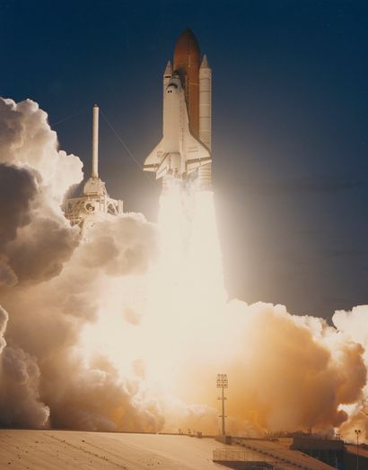 NASA Nasa. Night liftoff of the space shuttle ENDEAVOUR (Mission STS-77). May 19,...
