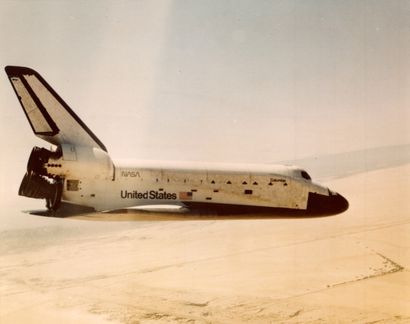 NASA NASA. Approche de Columbia le 14 avril 1981 en vol plané sur la base aérienne...