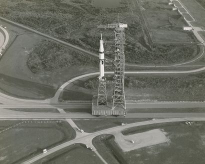 NASA Nasa. Superbe et rare vue de la fusée SaturneIB juchée sur son haut pas de tir...