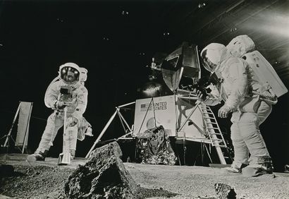 NASA Nasa. Parfaite vue de l'entrainement au sol des astronautes Neil Armstrong et...