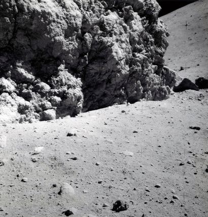 NASA Nasa. Mission Apollo 16. Vue rapprochée d'un rocher lunaire réalisée à des fins...