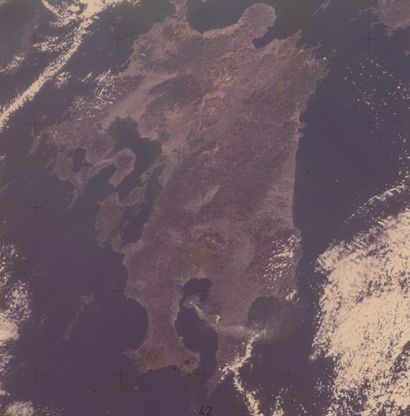 NASA NASA. Mission SKYLAB 4. Une vue oblique de l'île de Kyushu, Japon (32.5N, 131.0E),...