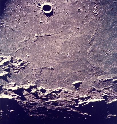 NASA NASA. Apollo 10. Vue avec une lumière rasante du sol lunaire et d'un cratère...
