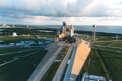 NASA NASA. Au petit matin, la navette spatiale DISCOVERY (Mission STS-92) attend...
