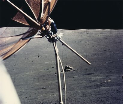 NASA Apollo 17. NASA - Eugene Cernan. Décembre 1972.

Surface lunaire depuis le Rover...