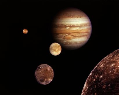 NASA Nasa. Montage photographique présentant la planète Jupiter entourée de 4 de...