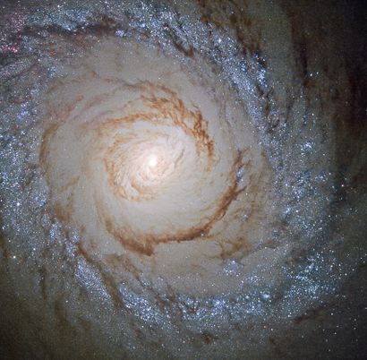 NASA NASA. HUBBLE. Impressionnant vue de dessus d'une galaxie située à 15 millions...