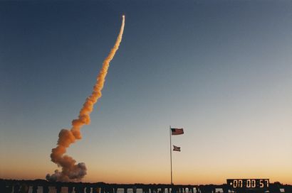 NASA Nasa. 57 secondes après décollage la navette spatiale Discovery (Mission STS-102)...