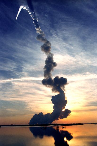 NASA Nasa. Rare. Spectaculaire photographie du décollage de la navette spatiale Discovery...