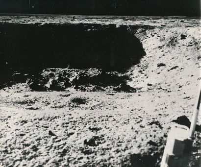 NASA Nasa. Mission historique Apollo 11. Une rare vue d'un cratère lunaire situé...