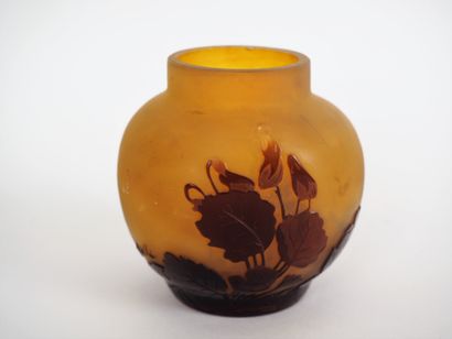null Gallé. 

Petit vase en verre multicouche à décor dégagé à l'acide de fleurs...