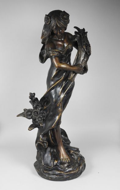 null 
Grande statuette en bronze représentant une jeune femme tenant une gerbe de...