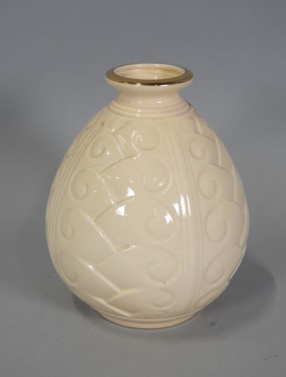 null SAINT-CLEMENT – LUNEVILLE 

	Vase « Volutes » en céramique à corps ovoïde et...