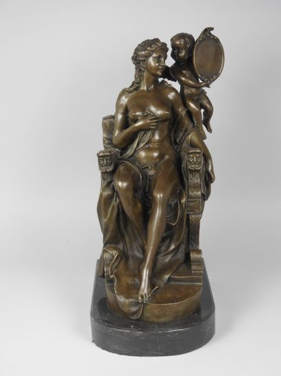 null 
Statuette en bronze représentant Vénus assise se mirant dans un miroir tenu...