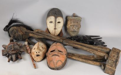 Manette de masques et objets africains