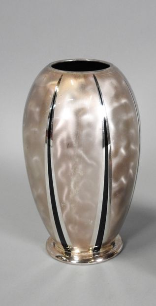 null WMF – ALLEMAGNE 

	Vase ovoïde en métal laqué noir et argent. 

	Signé.

	Haut....