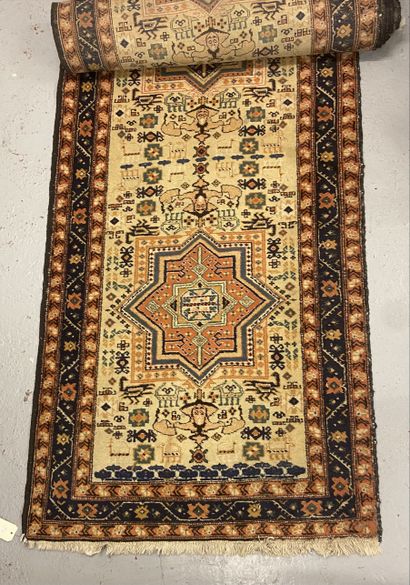 null Woolen passage rug with geometrical decoration on a cream background

350 x...