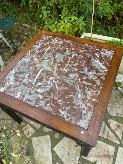 null Grande table en bois exotique à dessus de marbre rouge veiné blanc

La ceinture...