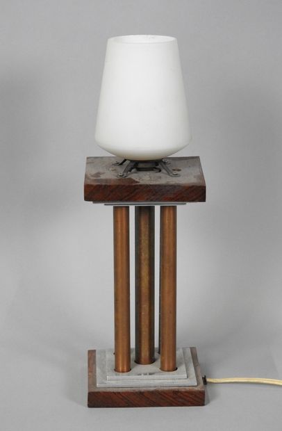null TRAVAIL FRANÇAIS 

	Lampe de table à une lumière à piètement colonnes et cache-ampoule...