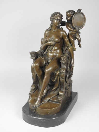 null 
Statuette en bronze représentant Vénus assise se mirant dans un miroir tenu...