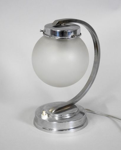 null TRAVAIL MODERNE

	Lampe de table à une lumière en métal chromé et abat-jour...