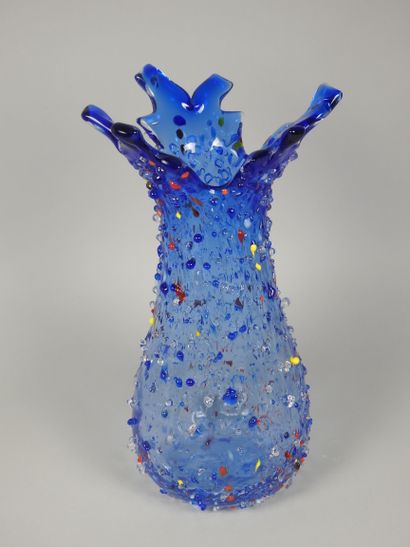 null 
Vase en verre bleu de Murano, à décor de perles en relief multicolore

36,5...
