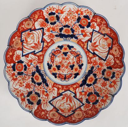 null Japon. Grand plat en porcelaine à décor floral polychrome Imari

XIX° siècle

Diam....