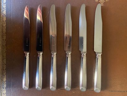 null Douze couteaux à manche en argent et lame en inox

Modèle filet et coquilles

Poinçon...