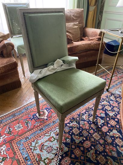 null 
Suite de douze chaises en bois laqué blanc




Style Louis XVI




Reposant...