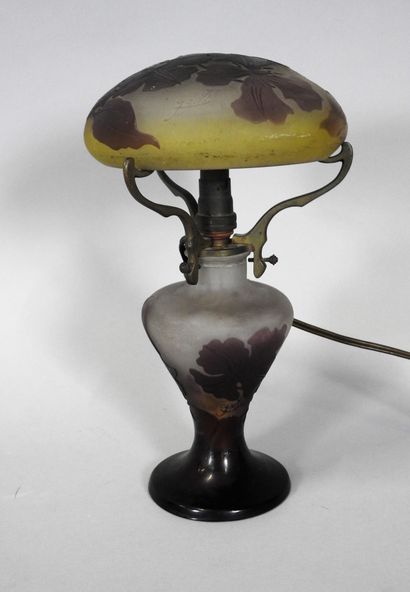 null ETABLISSEMENTS GALLE (1904-1936) 

	Lampe de table à piètement balustre et abat-jour...