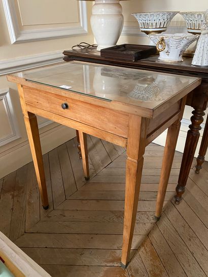 null 
Table d’appoint en bois clair




Ouvrant par un tiroir




Style XVIII




H...