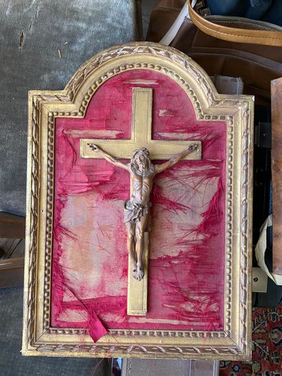 null Christ en bois sculpté dans cadre en bois doré

Travail moderne

H 48 cm