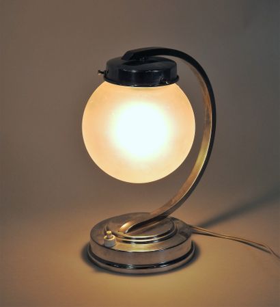 null TRAVAIL MODERNE

	Lampe de table à une lumière en métal chromé et abat-jour...