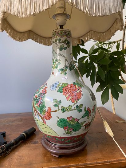 null Chine

Vase en porcelaine polychrome monté en lampe

H 42 cm