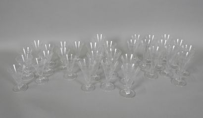 null TRAVAIL FRANÇAIS 	 

	Service de verres en cristal blanc à décor taillé d’une...