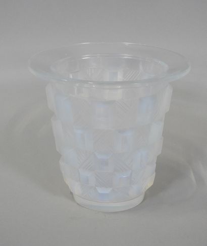 null SABINO (1878 – 1961) 

	Vase « Damier Rond ». Épreuve en verre blanc opalescent...