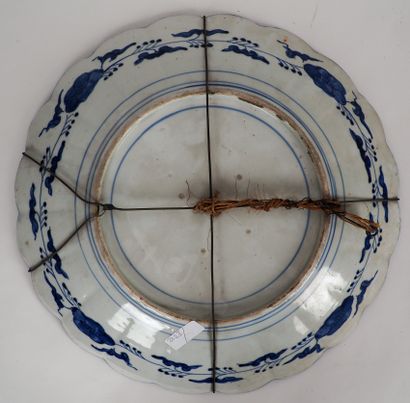 null Japon. Grand plat en porcelaine à décor floral polychrome Imari

XIX° siècle

Diam....