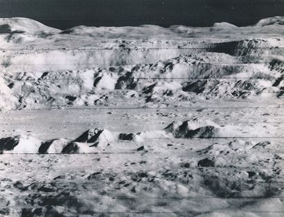 NASA Nasa. Mission LUNAR ORBITER 2. Première vue rapprochée du cratère lunaire COPERNIC,...