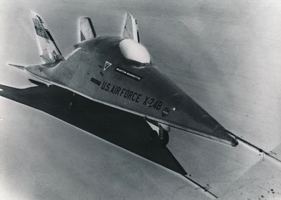 NASA Nasa. Belle vue de l'avion expérimental de la NASA X-24 sur le sol de la base...