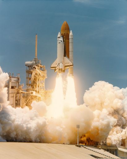 NASA Nasa. Parfait décollage de la navette spatiale Columbia (Mission STS-94) le...