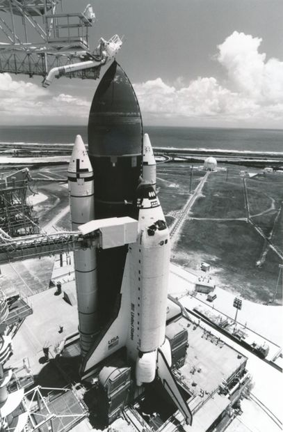 NASA Nasa. La navette spatiale Endeavour sur son pas de tir. Circa 1990.Tirage chromogénique...